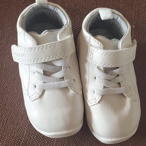 Baby shoes NEW size 3.5 Carters